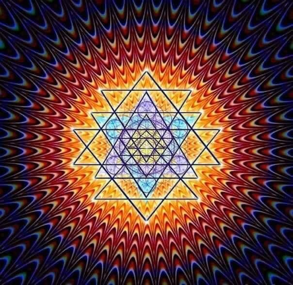 
Уже на протяжении многих лет древний индийский символ йогов - Шри Янтра не даёт покоя учёным. Эта загадочная диаграмма задаёт всё новые и новые вопросы учёному миру. Эта, на первый взгляд обычная и ничем не примечательная картинка, которую можно встретить в любом индийском храме, на самом деле древнейшая геометрическая задача, что-то вроде головоломки для пытливого ума учёных.
Разумеется они отбрасывают всю мистическую составляющую этого таинственного рисунка и пытаются понять эту загадку чисто физически.
Но загадка геометрии этого рисунка - это ещё не всё. Учёные не могут также понять, почему у человека, просто смотрящего на это изображение вдруг начинает иначе функционировать мозг. Ни одно изображение в мире не действует на работу мозга человека так, как эта загадочная йогическая диаграмма, состоящая из множества пересекающихся треугольников.
