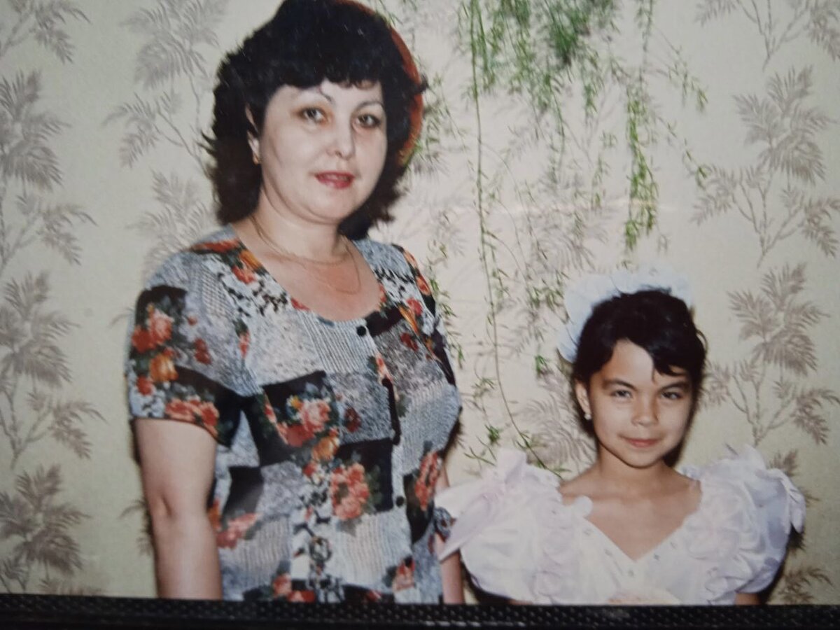 Мы с мамой, уж не помню в каком классе. Фото из семейного архива автора.
