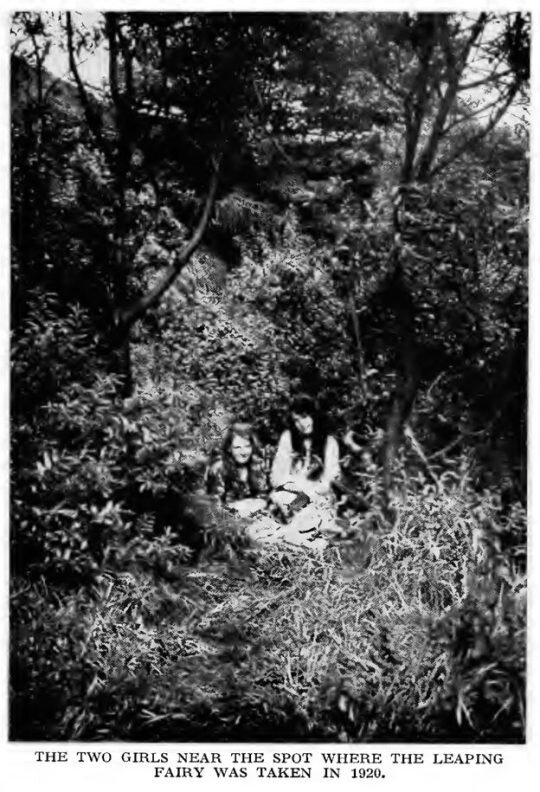 Элси и Френсис в 1920 г. около места, где они встретились с феями. Источник: historicaldis.ru