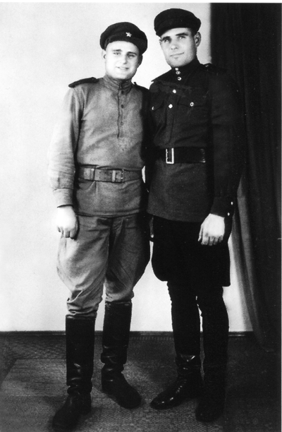 Друзья-фронтовики. Александр справа, высокий