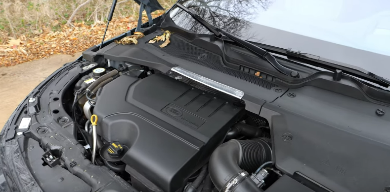 Подкапотное пространство у Land Rover Range Rover Evoque 2020 года.
