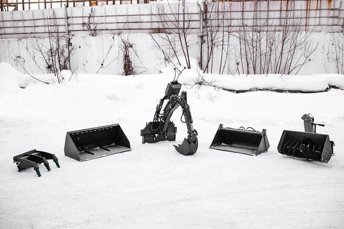 Навесное оборудование производства DIKTUM:  Кирковщик, Ковш для снега, Экскаватор, Ковш 4в1 (Челюстной), Снегоуборщик роторный.