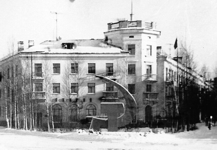 Типичный образчик наглядной агитации советских времён на въезде в гор.Бокситогорск (угол Вишнякова-Дымское шоссе); Фото взято со страницы "Бокситогорск - наш любимый город"