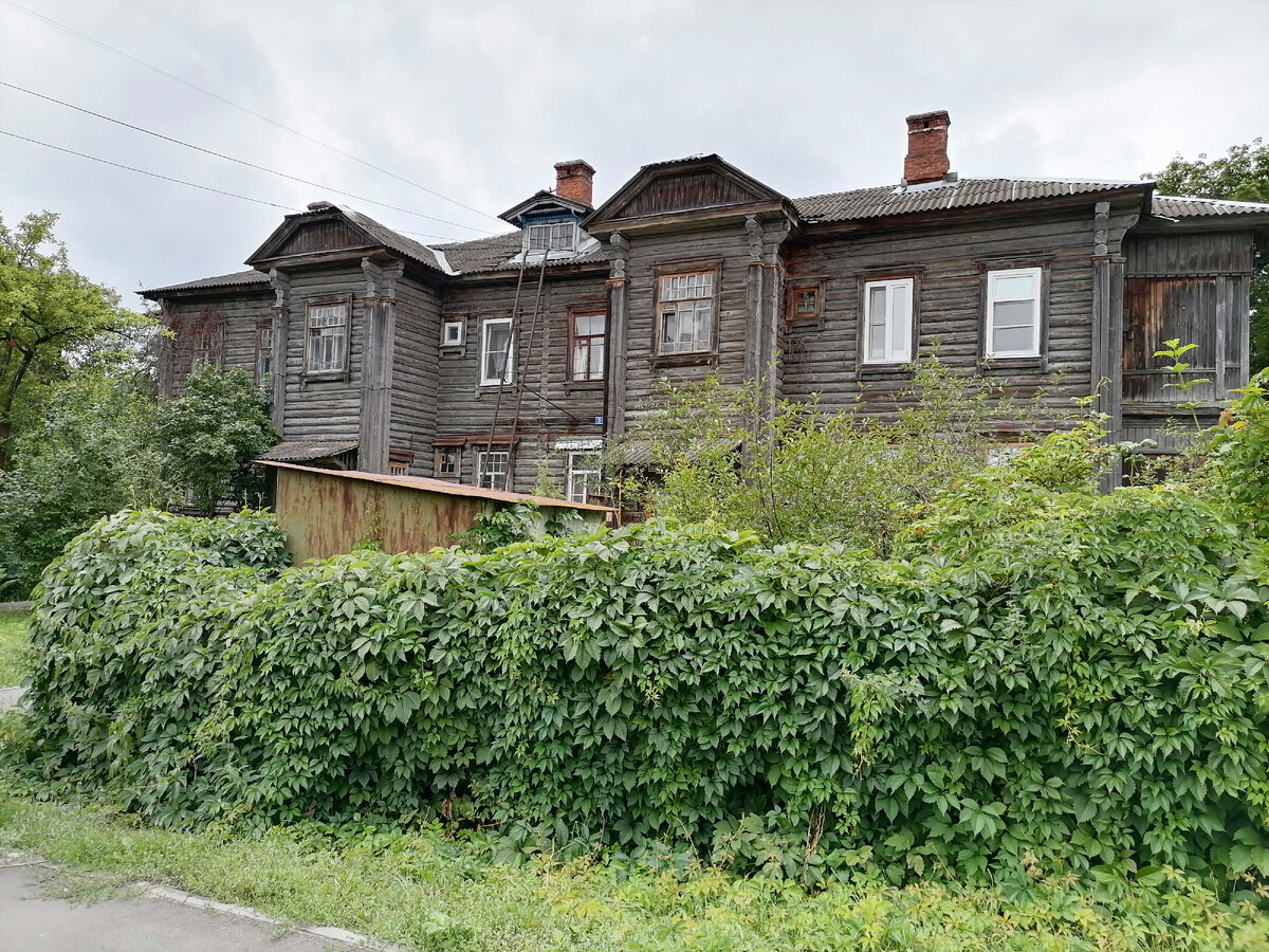 Дома №1, 2, 3 и 4 построены в один и тот же год - 1926, и выглядят похоже