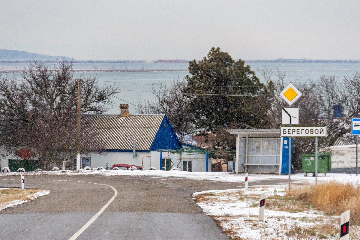 Поселок береговой. Алена поселок Береговая. Голубой залив морские просторы горит дом.