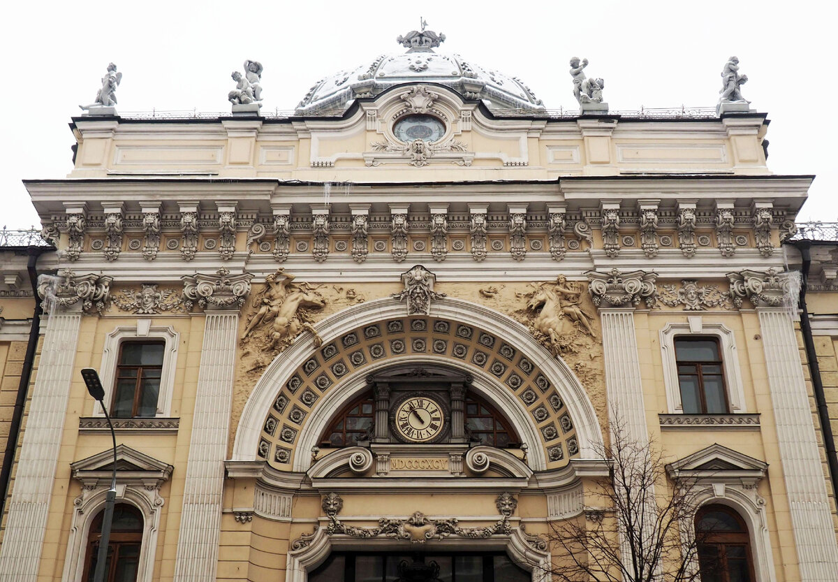 Дом Фирсановой − одно из красивейших московских зданий, на фасад которого нанесен год постройки