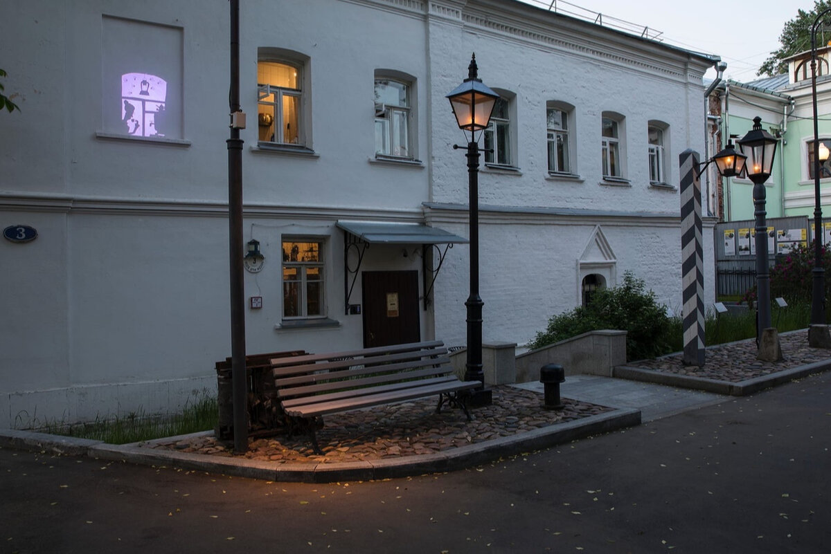 На фото хорошо виден уровень первого этажа - он опускался вместе с культурным слоем. 