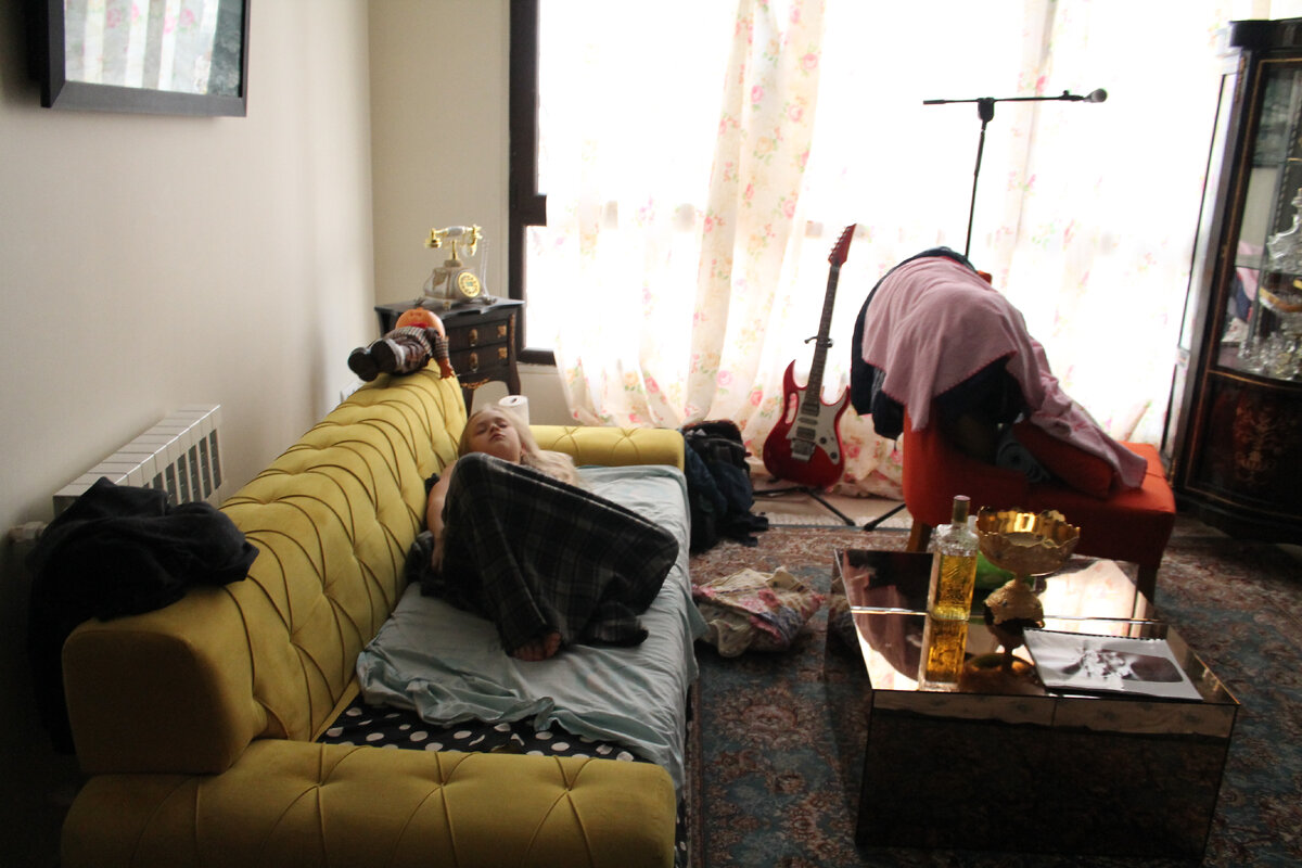 Обстановка в квартире. На столе початая бутылка крепкого алкоголя