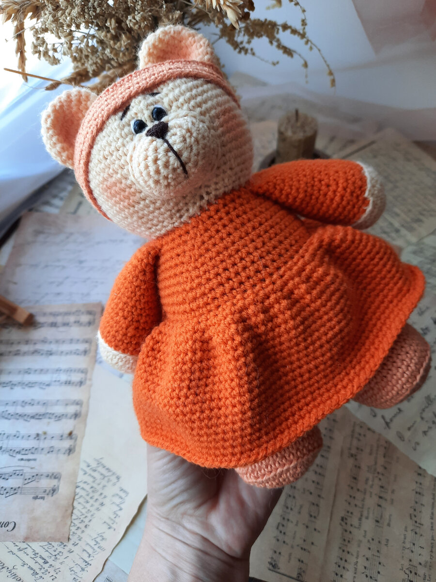 Это фото рабочего процесса. Ещё будет вышивка на платье и ободочке.