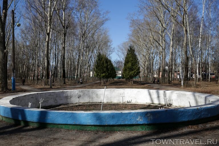 Следующий квартал от Зелёного парка по Коммунистической улице сплошь застроен советскими домами 1950-60-х г. Возможно, все эти дома строились как жилье для инженеров и рабочих предприятия “Павловский машиностроительный завод “Восход”, находящегося неподалеку.