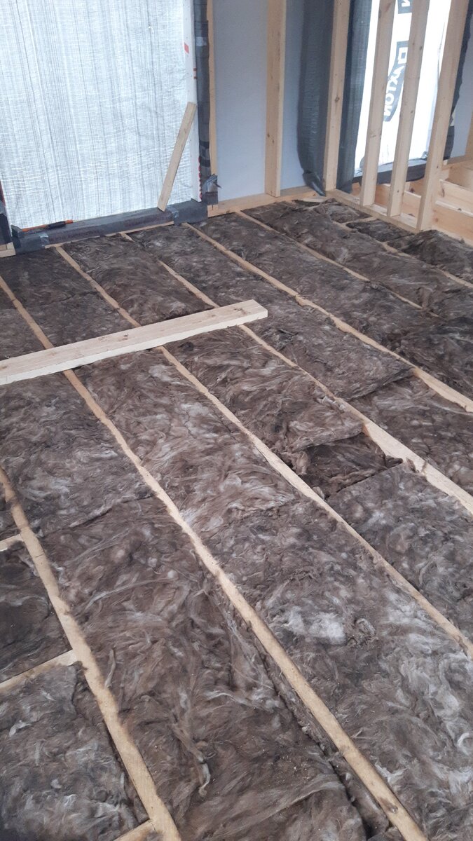 Лаги пола установлены с шагом 400 мм.