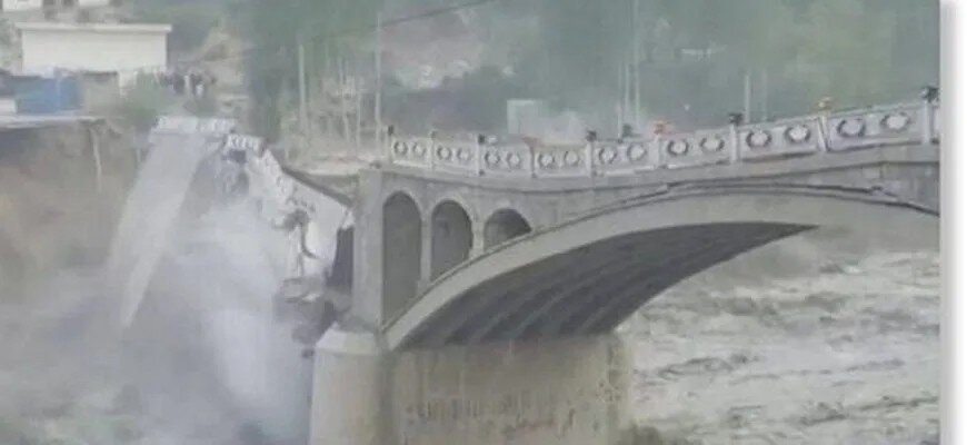 Ледниковое озеро разрушило мост в Пакистане earth-chronicles.ru