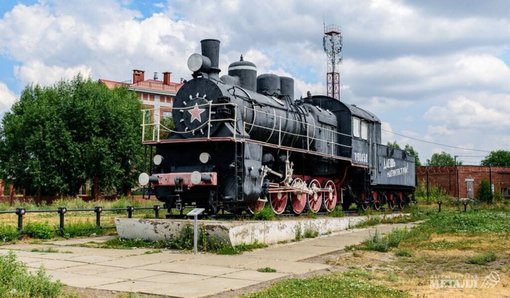 Памятник "Паровоз" на Привокзальной площади г. Магнитогорска