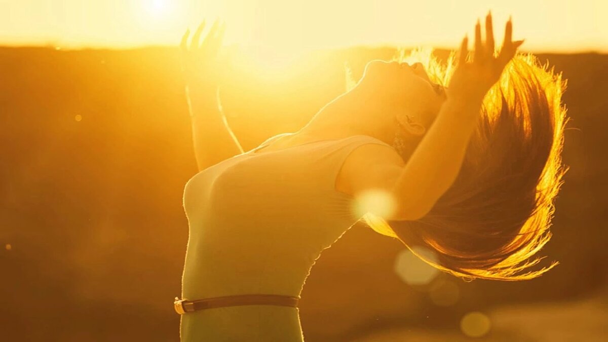 Солнышко обнимает. Открытки с изображением солнца. Открытки с солнышком для хорошего настроения. Обнимающее солнышко. Солнышко обнимает.