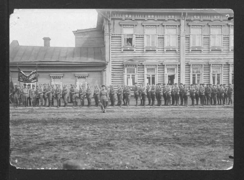 Парад 29-го авиаотряда и 5-й  авиабазы-мастерской 1 мая 1919 г. в Симбирске. Фото из открытых источников.