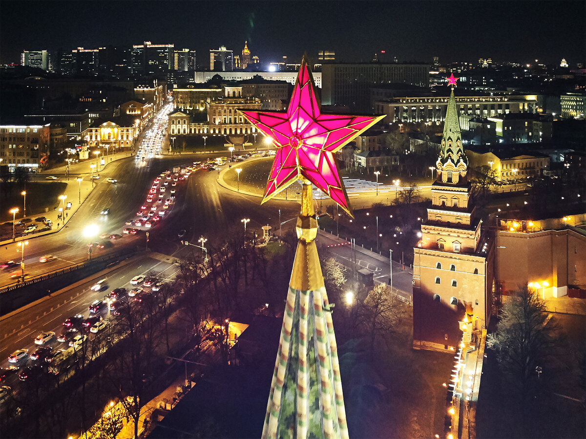 А вы знали как на башнях Кремля появились рубиновые звезды? | AR.MOSCOW |  Дзен