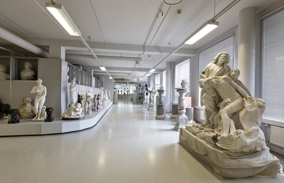 Фотографии фондов Эрмитажа в отдельном здании Реставрационно-хранительского центра