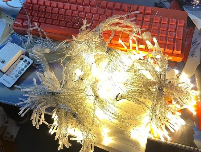 Один из наших клиентов благодаря работе напрямую с фабрикой производит в Китае гирлянды-занавесы, которых ни у кого нет