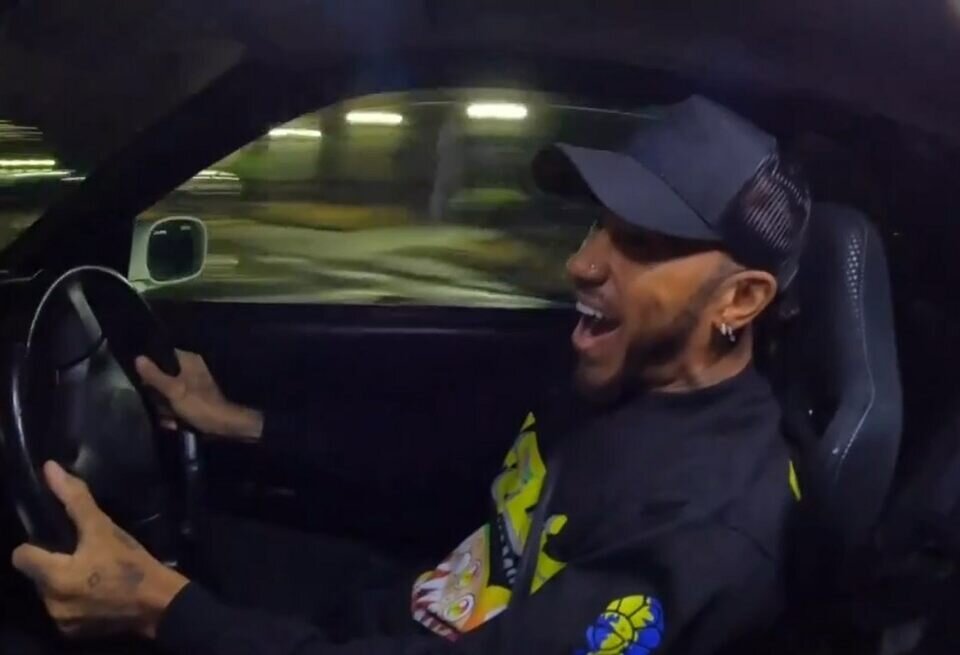    Льюис Хэмилтон устроил дрифт на ночных улицах. ВидеоAston Martin