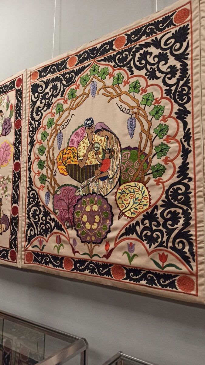Сюзане в Музее прикладного искусства Узбекистана в Ташкенте