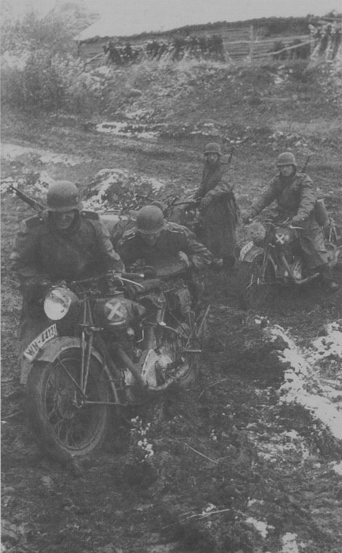 Мотоциклисты 5-й танковой дивизии вермахта вытаскивают свои мотоциклы NSU из бездорожья во время битвы за Москву.