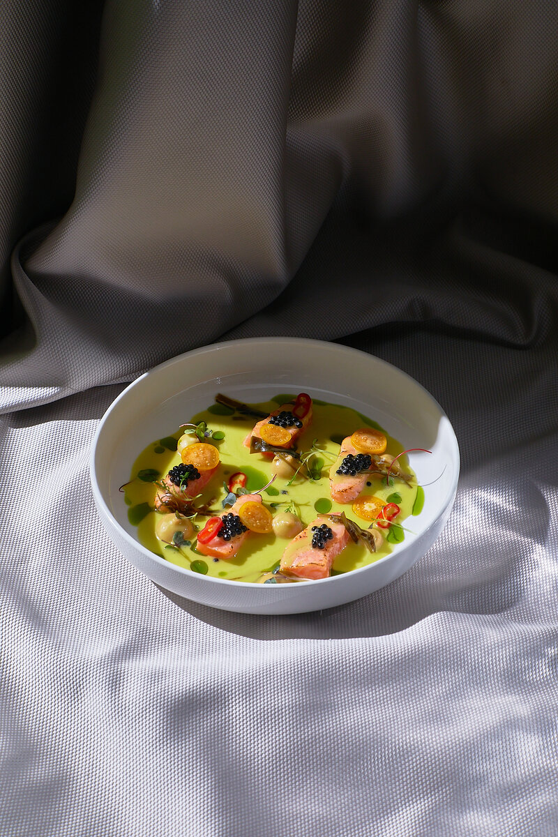 Обожжённая форель с яблоком и бузиной