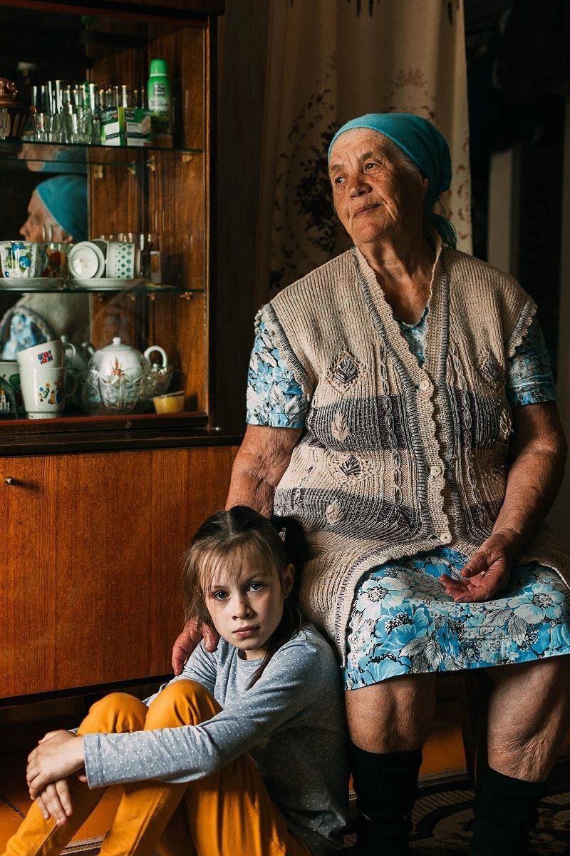 Дома старой женщины. Бабушка в деревне. Старушка в деревне. Деревенская бабушка. Домик в деревне бабушка.