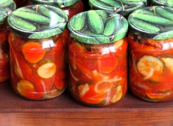 Огурцы в томатном соусе с чесноком на зиму - 22 рецепта обалденных заготовок с пошаговыми фото