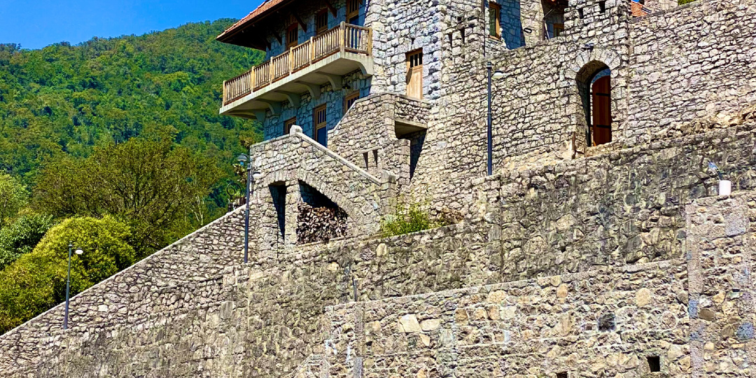 Замок принца Ольденбургского в Гагре. Ради чего обязательно стоит посетить это место: красивый вид сверху и невероятно эпичные фото внутри