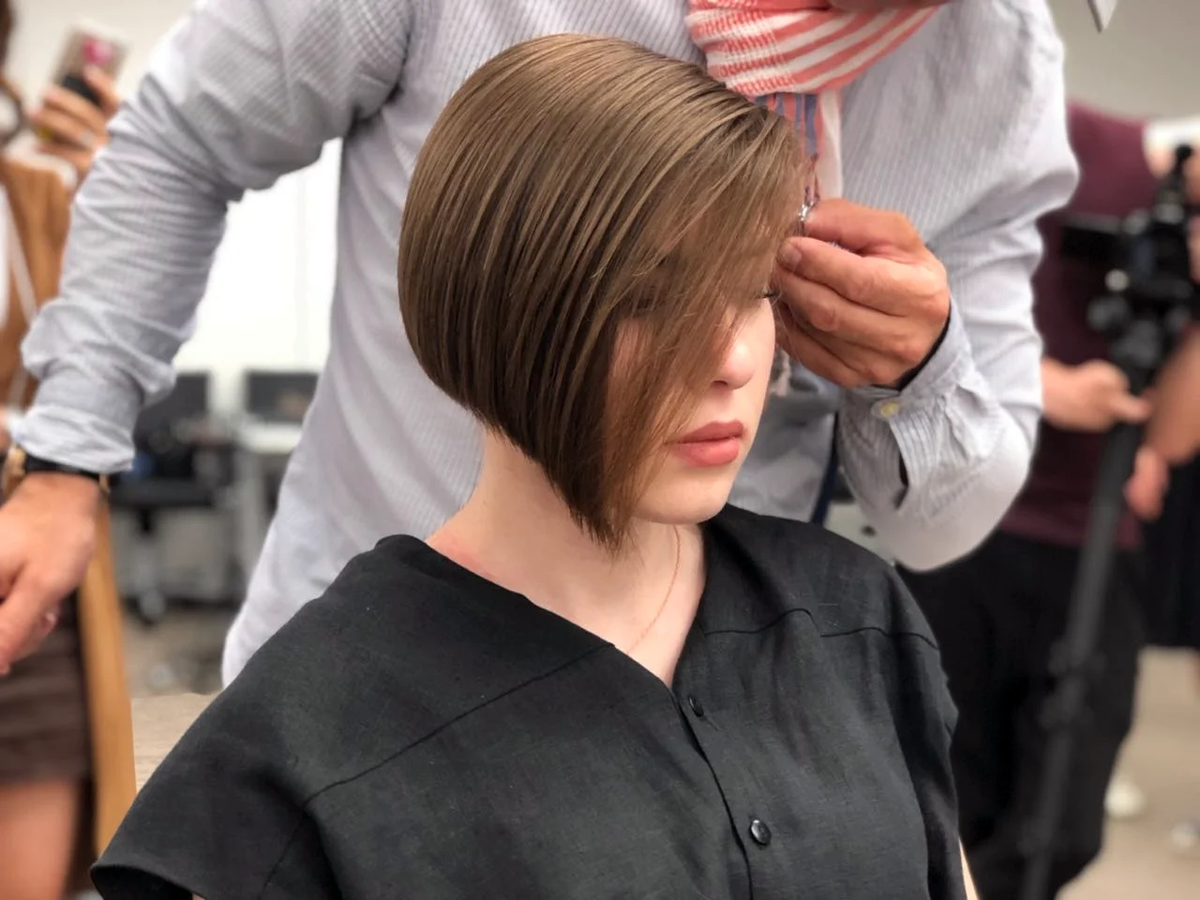 Виктор Уксусов — стилист международного уровня, известный своим опытом создания точных геометрических стрижек. 