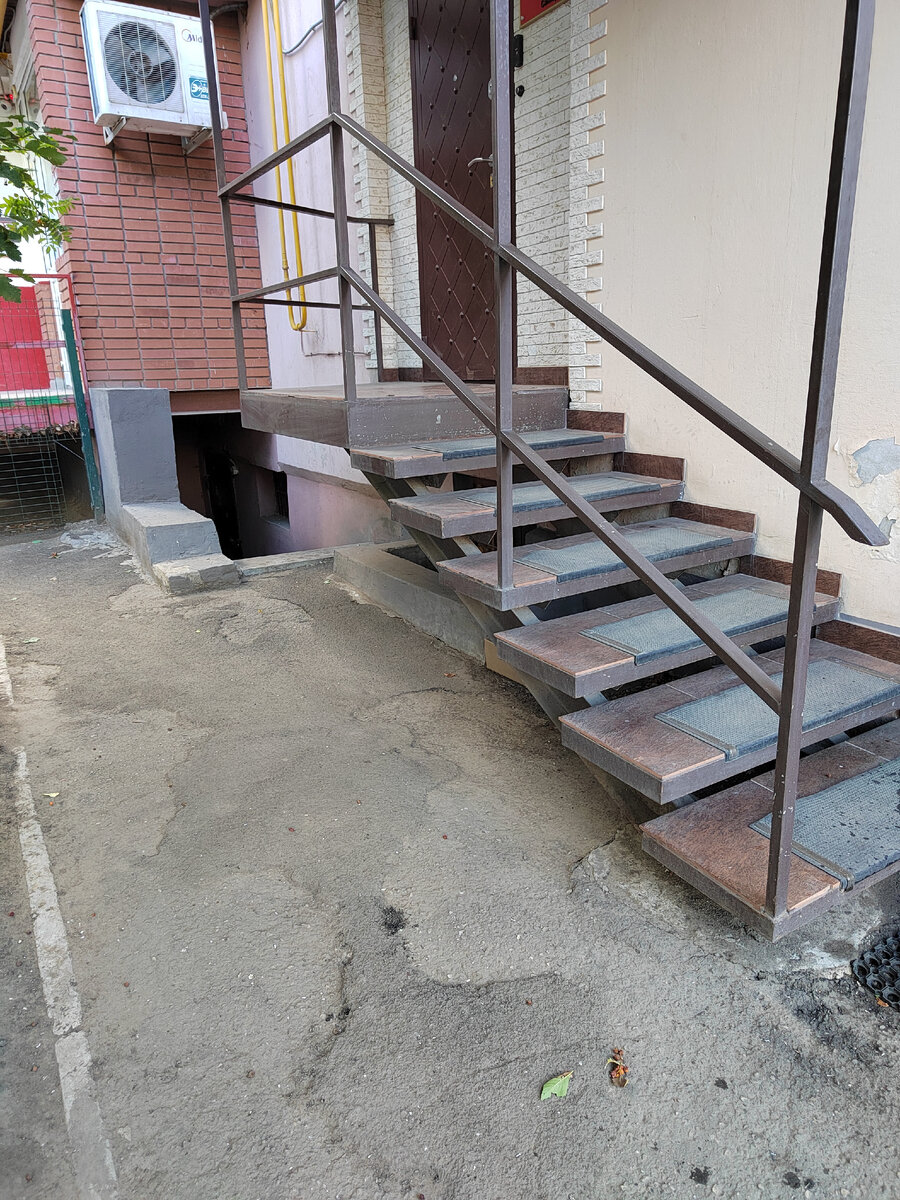 Вот под этой лестницей стояли горшки.