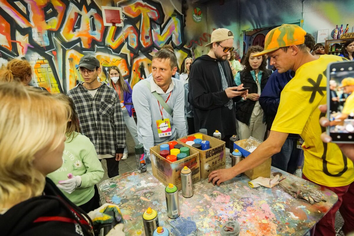  📷    На фестивале «ФормART» в Кирове Оренбуржье представляет художник Дмитрий Сумбаев Андрей Севостьянов