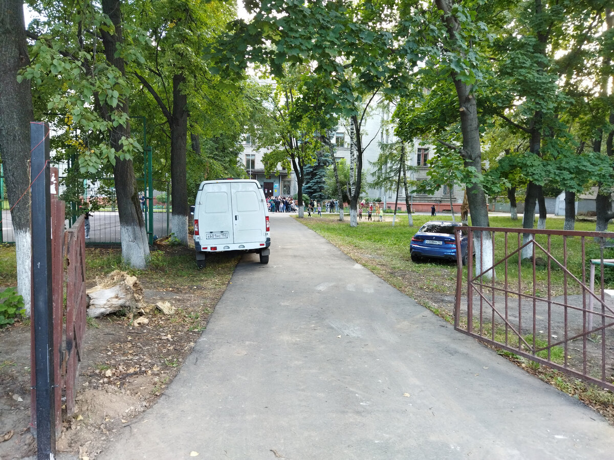 Уже два автомобиля. БМВ уже на травке "отдыхает". И не важно, что там дети.