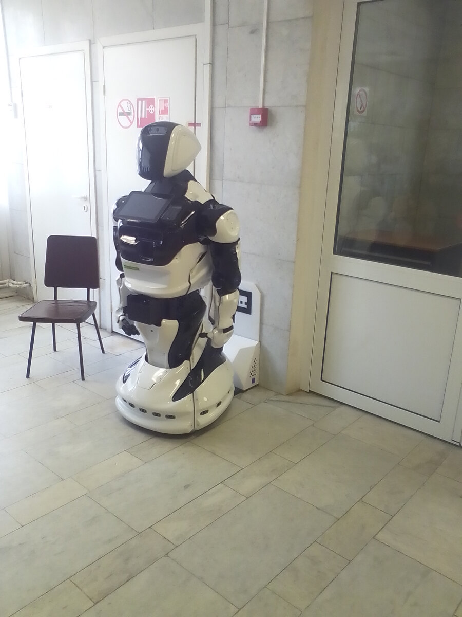 Такой робот стоял в холле. Что он может делать?