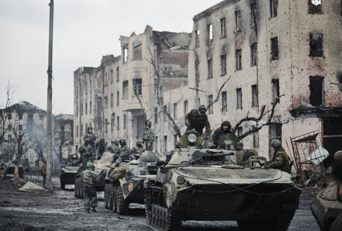 Полноценная военная карьера Дмитрия Уткина началась во время Чеченской войны.