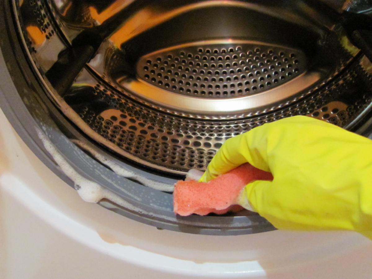 Неприятный запах, грязь, налёт и даже плесень — ночной кошмар любого владельца стиральной машины.