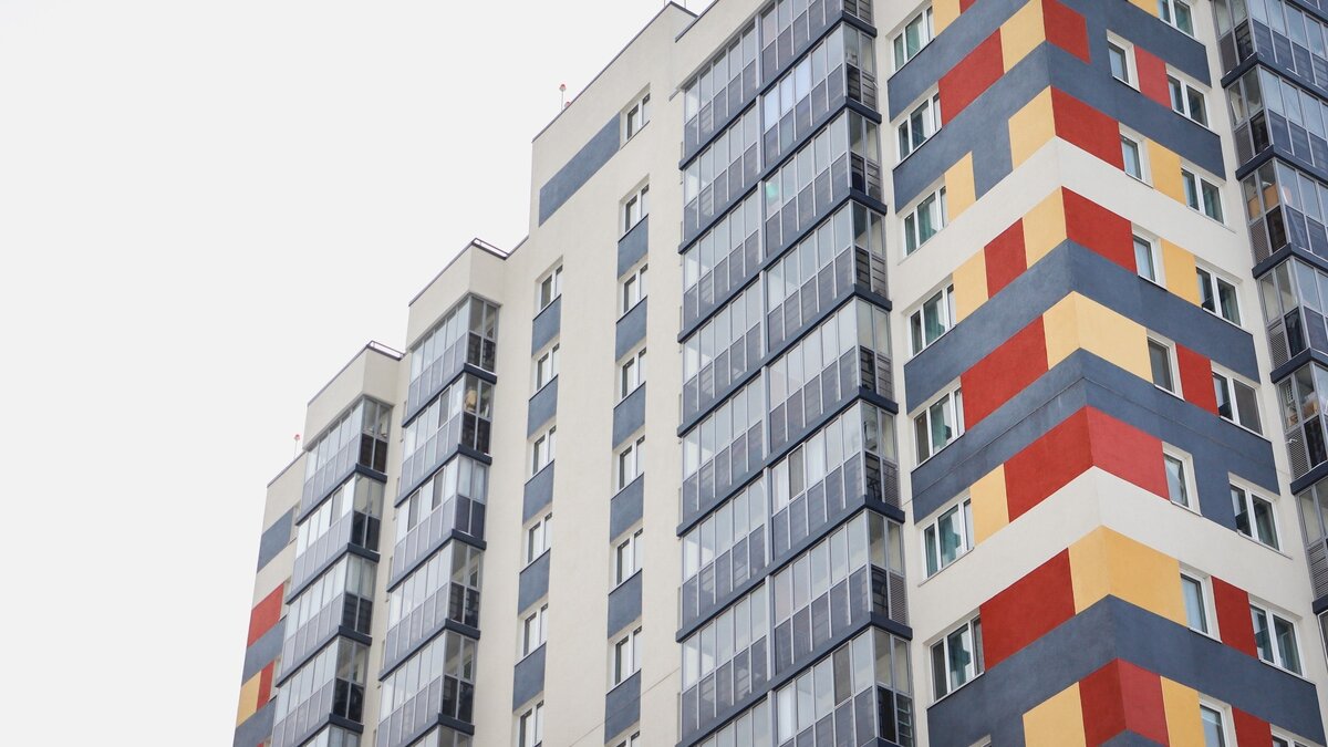 Бросившая в главу Углегорского района ботинок женщина требует новую квартиру