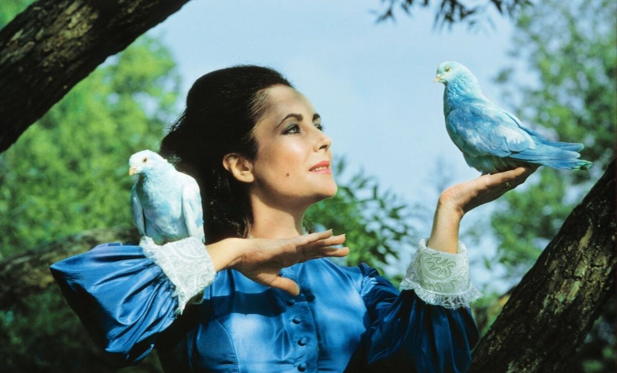 Элизабет Тейлор в фильме "Синяя птица", 1976