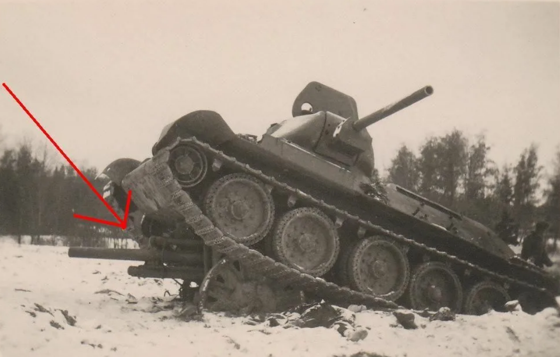 Гаубица м-30 т34. Пушка т 34. Т-34 давит немецкую пушку. Танк наезжает на пушку.