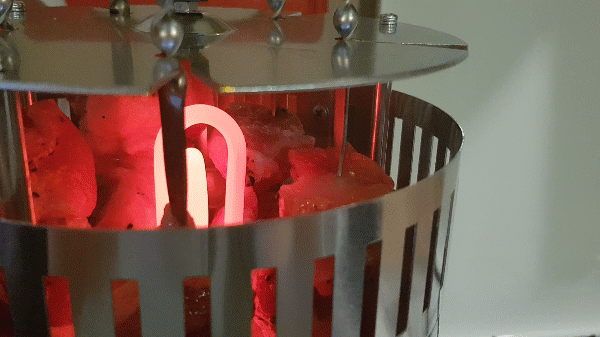 Важно следить в самом начале за тем, что бы мясо не цеплялось за нагревательный элемент во время вращения иначе будет неприятный запах гари.