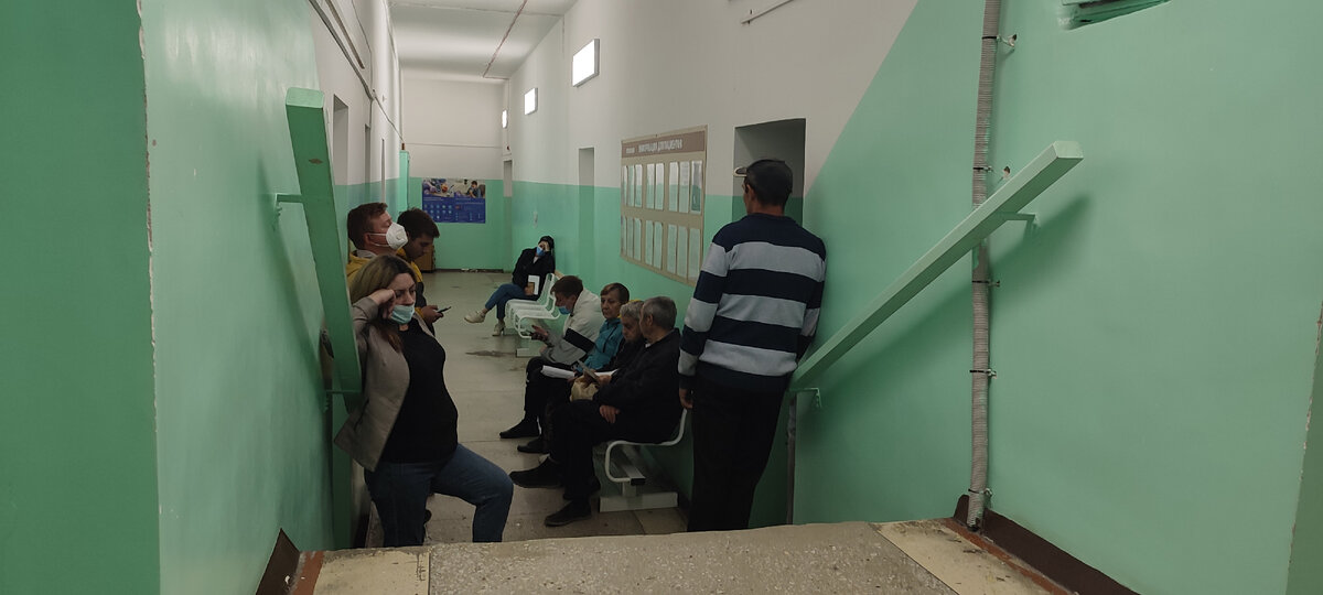 Это ещё не все, с другой стороны столько же народу и все они в один кабинет... 