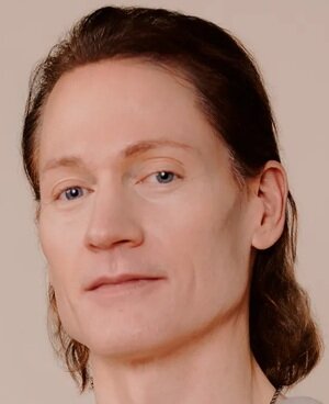 Брайан Джонсон смотрит на вас, как на бутылку с полезным веганским напитком. Фото: журнал British GQ. Вернулся ли фотограф в редакцию со всеми своими 5ю литрами крови, доподлинно неизвестно.