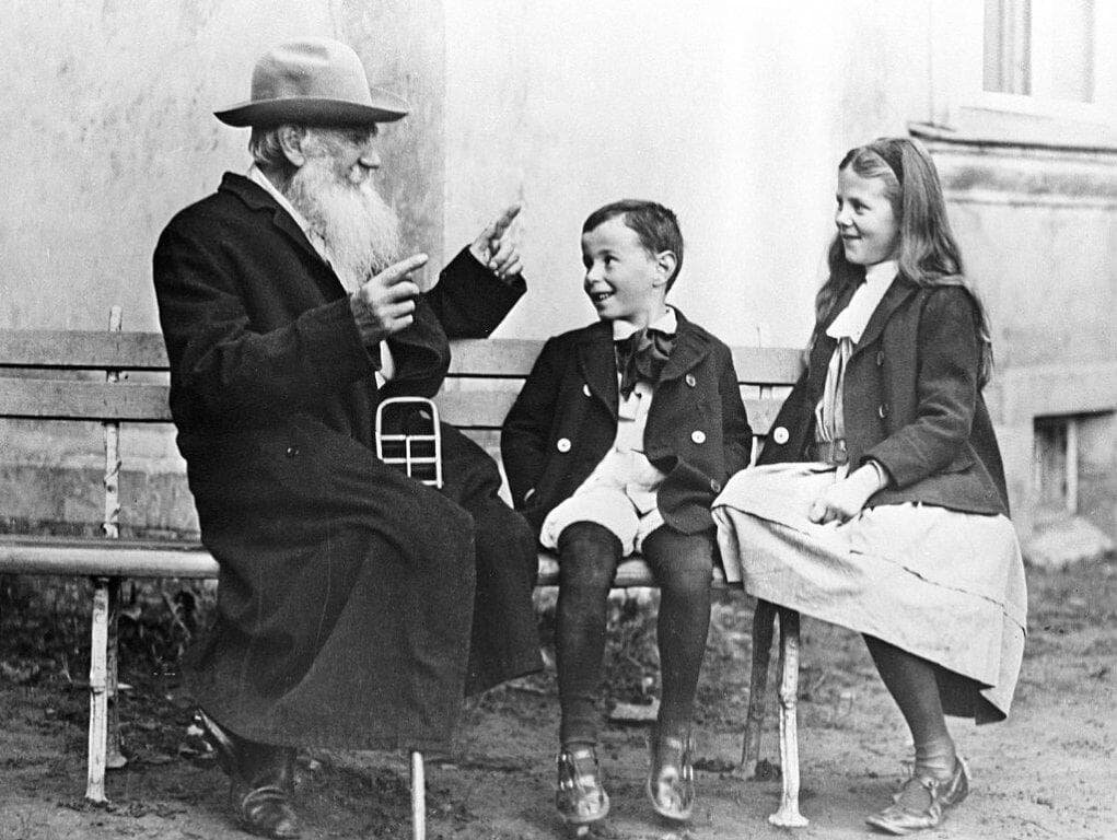 Лев Толстой с внуками