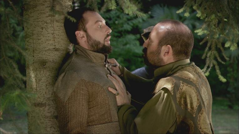 Султан вне себя от ярости после покушения на него Садыки во дворце Ибрагима-паши. Стоп-кадр из сериала "Великолепный век"