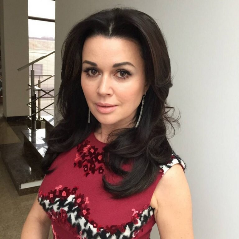Актриса обожает свою семью, готова пойти на все лишь бы близкие были счастливы.