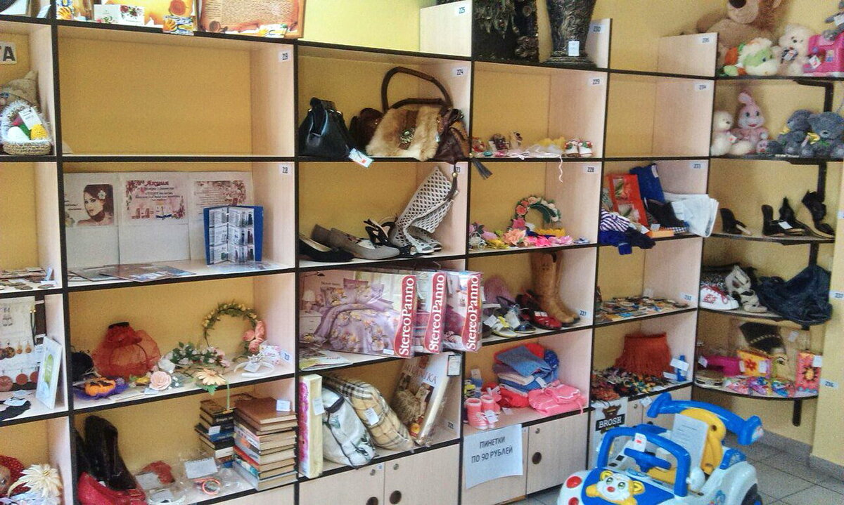 Полки мастеров и комиссионных товаров вперемешку (магазин "Своя полка")