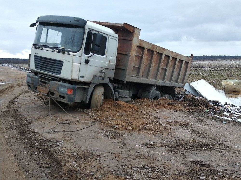 Самосвал на дороге