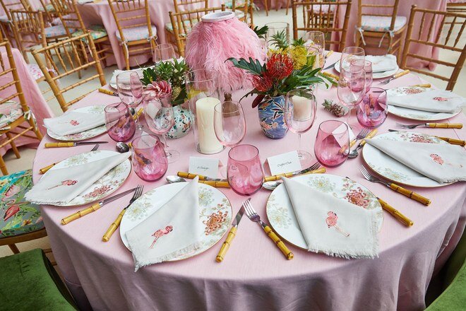 Так выглядели столики на Met Gala в 2019 году. Милота.