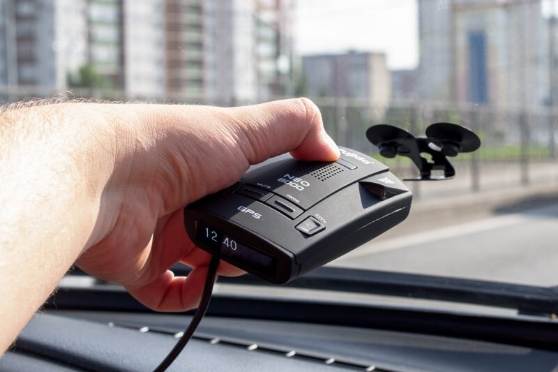 радар-детектор, установленный на лобовое стекло с помощью крепления на присосках