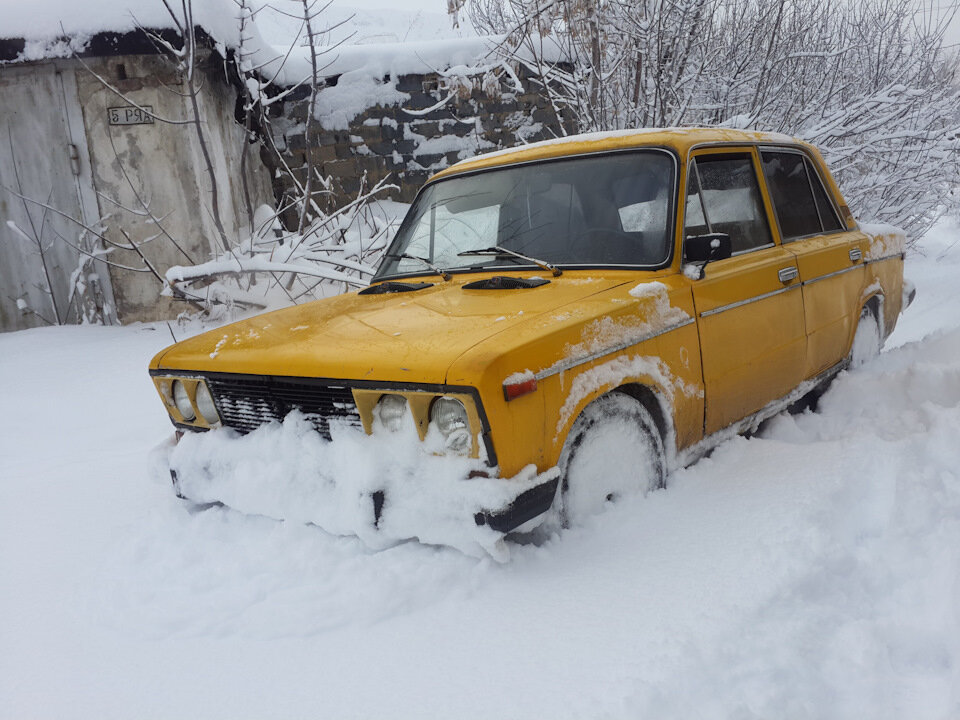 И гаражи такие и машина один в один.